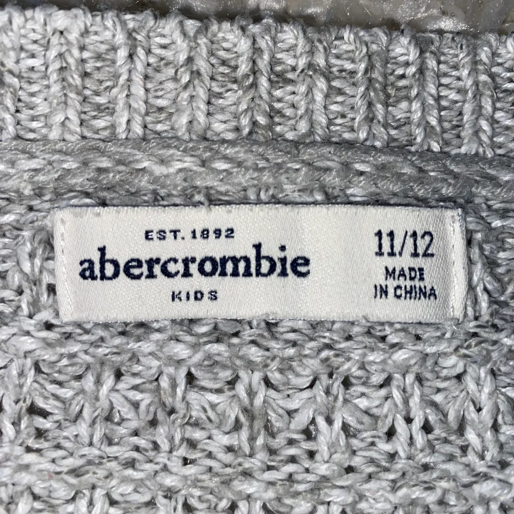 Grå grovstickad tröja från Abercrombie i stlk 11/12. Stickat.