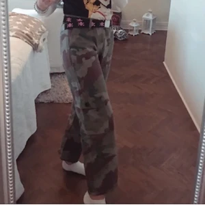 Militärgröna byxor🤎 - Svincoola militärgröna byxor från Zara ursprungligen, med vida ben och fickor längs benen. Jag är 168, de är lite för korta på mig, så borde passa någon 160-165 lång❣️ 