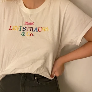 Levis t-shirt  - Vit t-shirt från Levis med färgglada bokstäver. Jättebra skick endast använd några gånger 💖