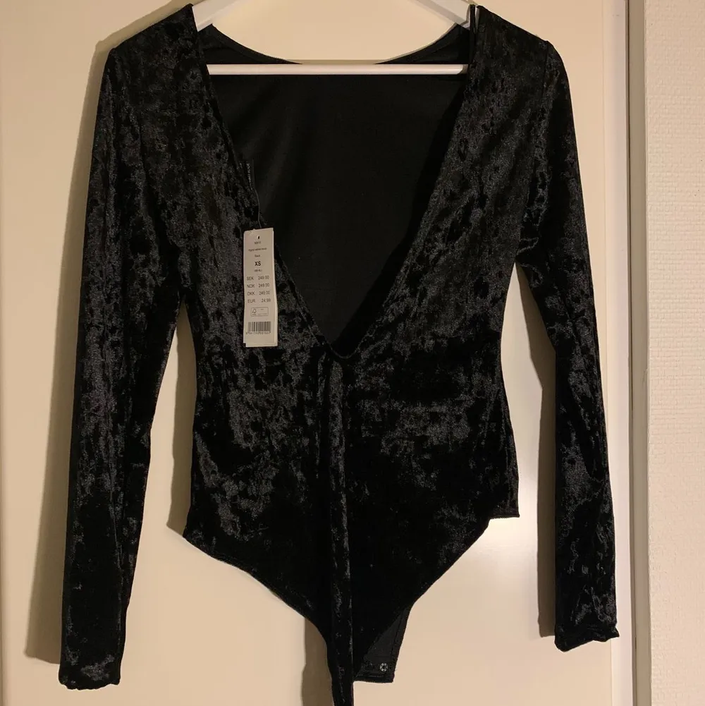 Ny oanvänd, med taggar på. Strl XS Svart långärmad velvet body från Gina Tricot. Jättefin, sitter fint på kroppen. Säljs pga används ej. Finns i Göteborg/Stockholm. Pris kan diskuteras vid snabb affär. Nypris 249 kr. Toppar.