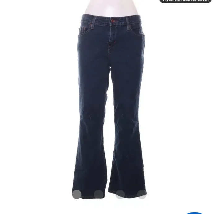 Snygga lågmidjade jeans med lite bootcut, Signature Levi strauss & Co. Säljer för att jag köpte fel storlek, bra skick:)). Jeans & Byxor.