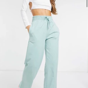 Nyköpta mjukisbyxor från ASOS  - Storlek 38 (har även dessa i Svarta med) 