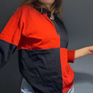 Rutig tröja - Jättefin tröja från monki, blå och röd! Har en liten tuschfläck på ryggen som syns på sista bilden 💞