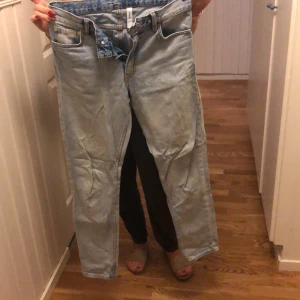 Jeans  - Snygga ljusblåa jeans från herr avdelningen på Weekday. Jättefin färg och modell ”Sunday” , köpt för 499kr, skick 7.5/10, säljs för 199kr