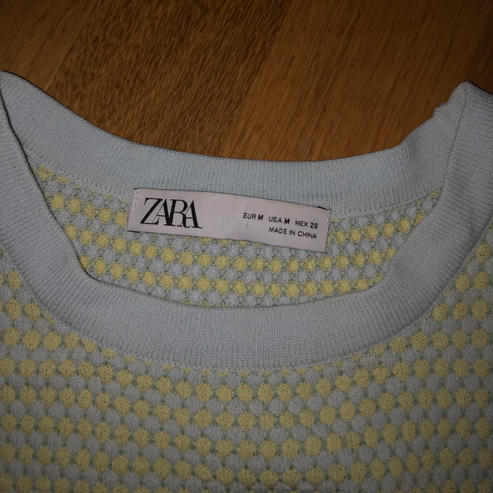 Trendig tröja i tjockare material från Zara använd fåtal gånger. Storlek M med stretchigt tyg! Snygg till allt! Kan mötas upp i Sthlm stad annars kostar frakt❤️. T-shirts.