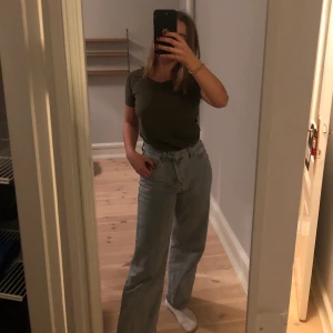 American Vintage t-shirt  - Söt och v-skuren t-shirt i militärgrönt från American Vintage 🥰 i mycket gott skick 😘