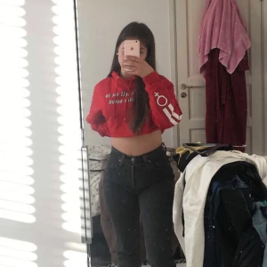 Croppad hoodie från Lisa Anckarman x Madlady - Röd croppad hoodie från Lisa anckarmans kollektion med Madlady. Sitter supersnyggt och är lite oversized. Använd några få gånger. Stl. XS men passar även S. 