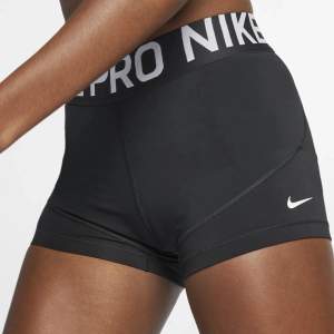 Nike Pro shorts, endast använda en gång! Säljer då jag inte har någon användning av dom och behöver rensa garderoben.   Första bilden är ifrån Nikes hemsida.