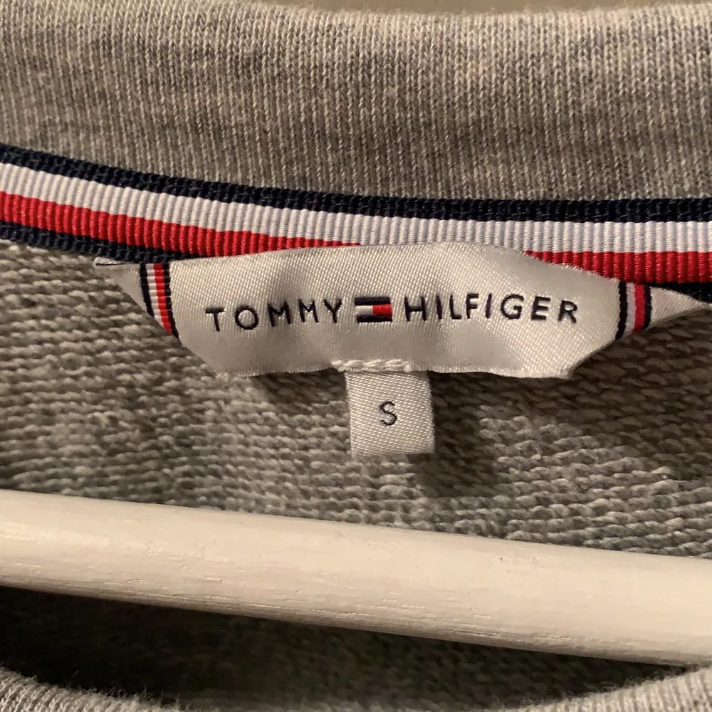 grå Tommy hilfiger sweatshirt, som aldrig använts🥰 Lite oversize. Köpt för ca 800. Pris är inte satt. Tröjor & Koftor.