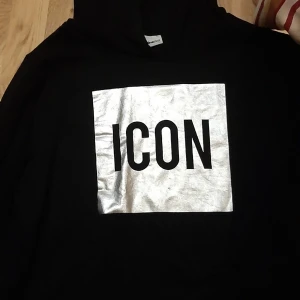 Hoodie  - Den svarta hoodien är köpt från gina tricot och är i storlek XL men ser ut och vara i storlek M så om man är i storlek S så kommer denna hoodie passa perfekt. Den är knappt använd och kostar 35 kr. Frakten får beställaren betala 