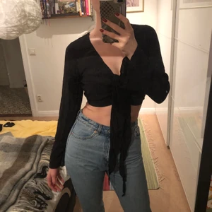 Knuten blus med volangärm  - Svart blus som knyts längstfram. Ärmarna är lite utsvängda och tyget är tunt✨💕