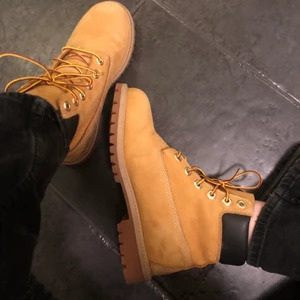 Timberland skor - Nästan helt nya timberlands skor endast använda en gång! Storlek 37       Kängorna är i äkta läder.  Säljer pågrund av för stora. 