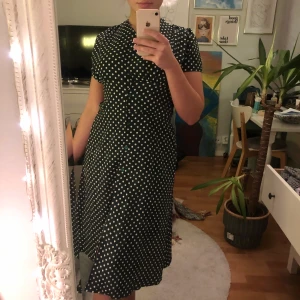 Klänning - Mörkgrön prickig klänning i strl S 🤍 Fraktas spårbart för totalt 99 kr. 📦