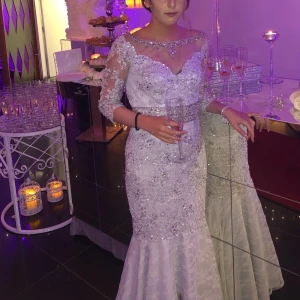 Festklänning  - Säljer denna festklänning i gott skick. Är kemtvättad så är i perfekt skick. Klänningen är dock insydd och passar för en 34. Köpte den för ca 5000 när den va på rea men var värd mer 