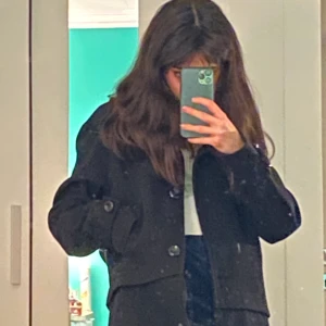 kappa  - Supersnygg kappa i svart. Väldigt bekväm med snygga detaljer. 