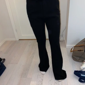 Utvidga kostymbyxor - Svarta kostymbyxor som är vida från Chiquell i storlek 36 men de är små i storleken dock väldigt långa