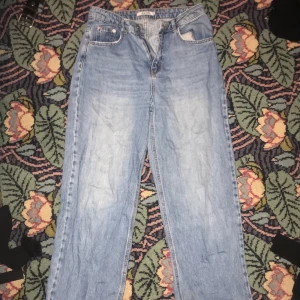 ljusblåa nakd jeans - Jeansen har använts cirka fyra gånger och är i jättebra skick! De kostade 500 när de köptes så man kan börja buda från 175kr!