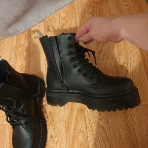 Dr martens jadon helsvarta Vegan Storlek 40 kängor  - Nya dr martens modell jadon helsvarta Vegan Storlek 40