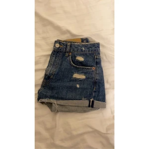 Jeansshorts - Jeansshorts från H&M med slitningar! Sparsamt använda så i bra skick✨ Storlek 36! Köparen står för frakten!!