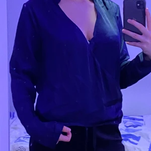 Mörk blå Skjorta utan knappar  - En oanvänd wrap ”skjorta” utan knappar som sitter löst.  Jätte skönt typ silkes material. Fancy men basic på samma sätt (beroende på din outfit såklart hehe). Storlek 38.