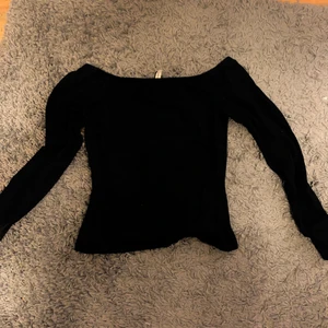 Off sholder top - En of sholder top från nelly i storlek S. Mitt pris 20kr + frakt💕
