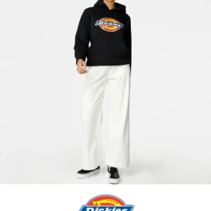 Svart dickies hoodie! - Svart dickies hoodie som är sparsamt använd och är ganska stor i storleken, nypris var 749 kr. Buda om det är flera som är intresserade!💕💕