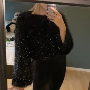 Lite tjockare fest tröja💕 - En lite tjockare fest tröja som aldrig är använd prislapp är kvar och är i nyskick❣️ Skriv till mig ifall ni vill ha bättre bilder, och det är ni som betalar frakten kan även mötas upp i Karlskrona💜💜 