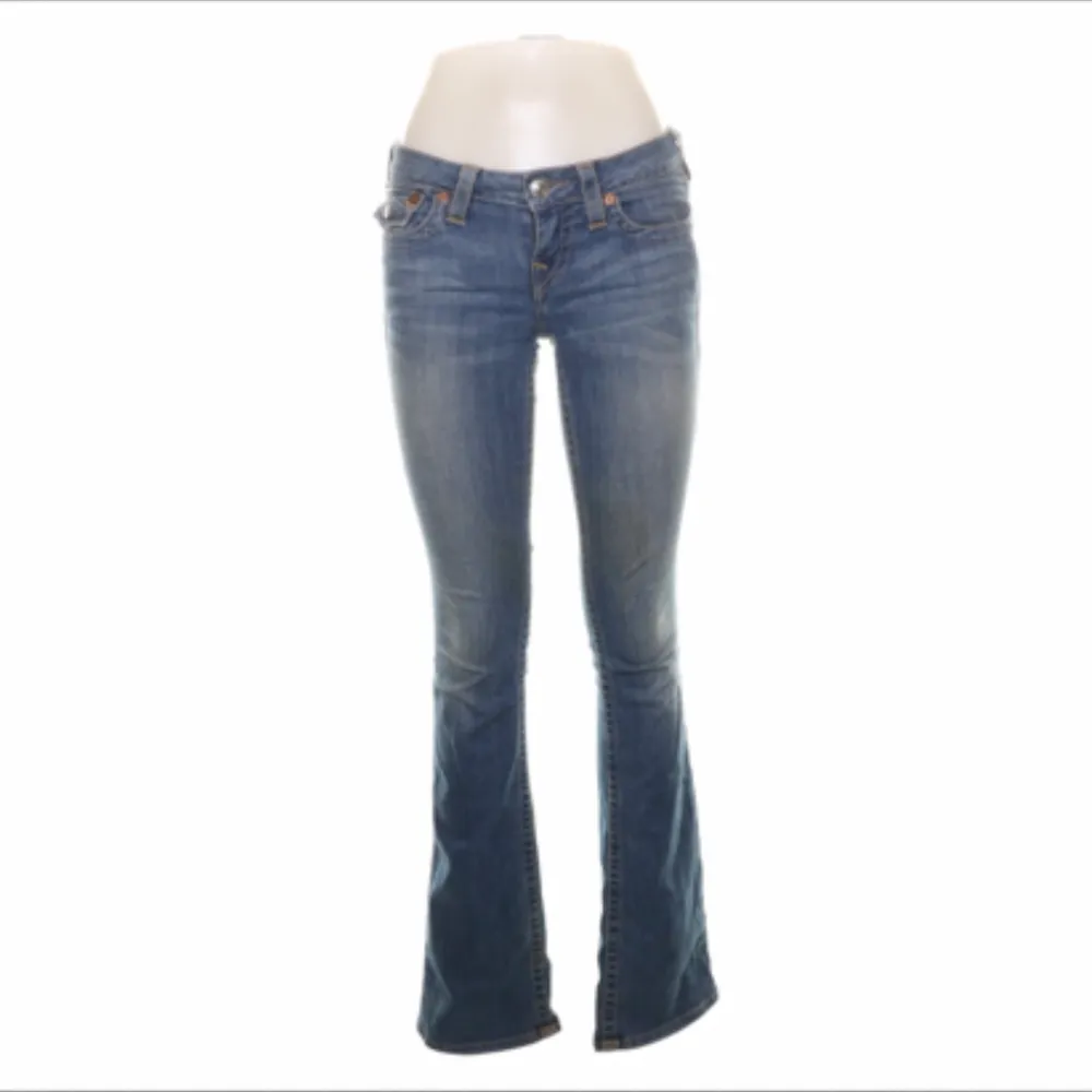 Jätte snygga bootcut jeans från true religion. Har ett hål i innersida av benet.. Jeans & Byxor.