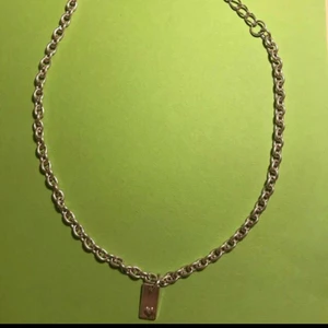Kedjehalsband  - Silvrigt kedje halsband med ett hjärta:) 