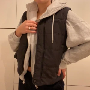 Svart väst  - Väst i svart, jag på bilden är en S och såhär sitter den på mig! Frakt på 59kr eller så möts vi på söder 💕