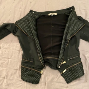 Tröja med många detaljer  - En svart tröja med många detaljer, går även att stänga. Använd men i gott skick, pris går att diskutera 💓