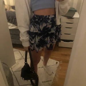 Hm kjol  - Säljer denna hm kjol i stl 134/140 som passar en xs! Kjolen är väldigt stretchig i midjan,☺️