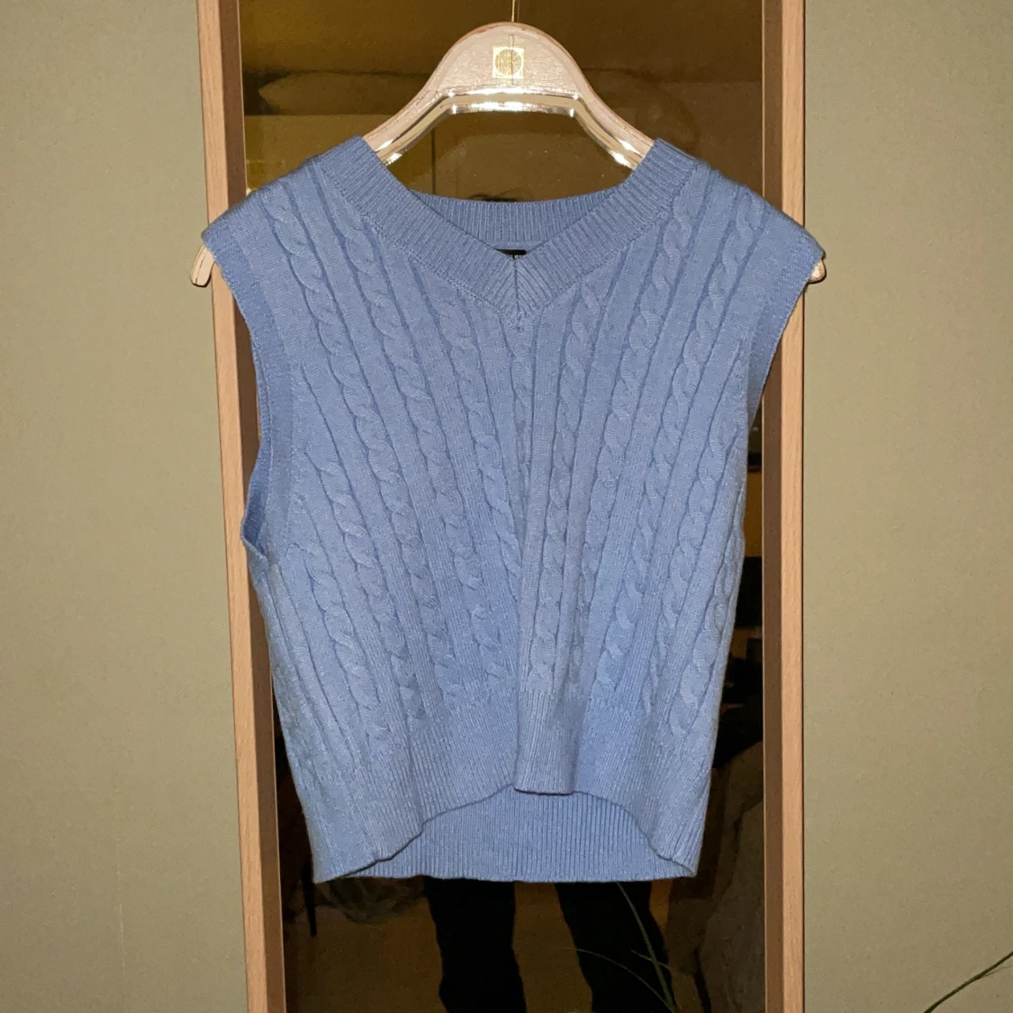 Blå kabelstickad slipover