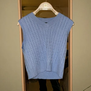 Blå kabelstickad slipover - Säljer pågrund av felköp. Kabelstickad croppad slipover. Stl S-L. Vid intresse eller frågor är det bara att skriva. Uppdaterar pris allt eftersom. BUDGIVNING SKER I KOMMENTARERNA!