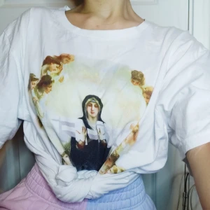 T-shirt med "wi-fi" print - En as cool tishirt köpt i Danmark från Dedic Aved i organiskt och Fairtrade bomull. Trycket är på ett helgon som håller texten "wifi". Den är i storlek XL och jag brukade ha den som klänning eller knyta i midjan🥰 44kr frakt med PostNord! 