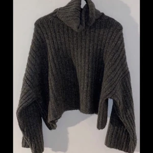 Stickad tröja  - Väldigt fin och mysig stickad tröja som har en polo krage samt lite bredare ärmar✨ Tröjan är från Gina tricot och är knappast använd, pris 89kr🤎