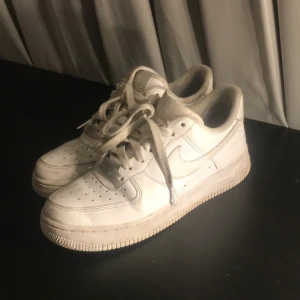 Nike air force 37,5 - Bra skick på skorna, vita Nikes storlek 37,5 riktigt härliga men används knappt så behövs komma till användning av någon annan