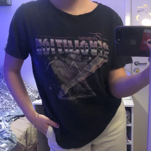 T-shirt med tryck stl S - Fin tröja från Gina tricot som jag inte använder på senaste, men sjukt cool dock! Frakt ingår inte💘