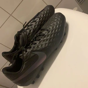 Fotbollsskor uteskor - Fortbollsskor inköpta i sommras ordnarie pris: 1599kr säljer de för 600kr ,används vid ett tillfälle. Skorna är Nike Tiempo vid fler frågor eller bilder hör av er:)