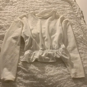Tröja - Vit tröja från Gina. Använd 1 gång, mycket fint skick ❤️ 50kr