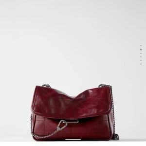 Väska  - Säljer denna super super fina väska från zara. Inte använt speciellt mycket därav bra skick. Köpte för 399 och säljer för 200kr+frakt. Tycker jättemycket om den och säljer därför inte för ett lägre pris.💞✨ ledande bud: 230kr