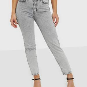 Mom jeans från ginatricot! Köpta för 499 i somras Säljer billigt för att jag bara vill bli av med de! Kan fraktas men då står köparen för frakten!