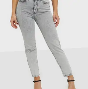 Mom jeans från ginatricot! Köpta för 499 i somras Säljer billigt för att jag bara vill bli av med de! Kan fraktas men då står köparen för frakten!