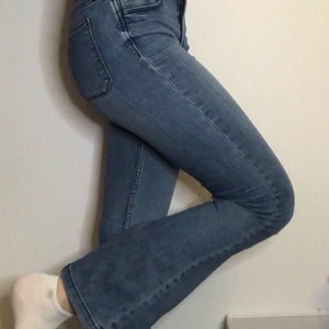 Bootcut jeans - Säljer dessa bootcut jeans från H&M i STRL 38 de är ganska små i storleken passar för personer med 36 och kanske 34. De är använda ett flertal gånger men har fortfarande sitt fina skick kvar. Dock finns det en liten fläck vid benet men det går nog att få bort:)