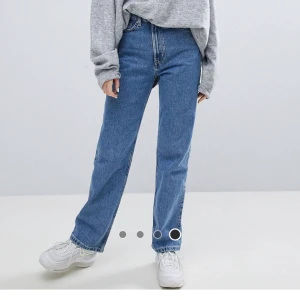 Rowe weekday jeans - Säljer mina jeans från weekday i modellen rowe. Långa i benen som går över skorna. Använda flera gånger men inget som syns direkt. Nypris 500kr, säljer för 300kr. Storlek 28/32 men passar flera beroende på hur man vill att de ska sitta. 