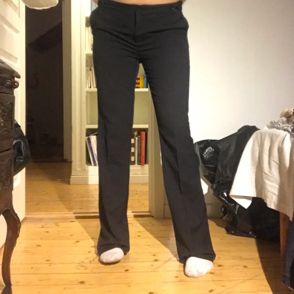 Fina randiga kostym byxor som sitter perfekt i längden för mig som är 175cm ! Köparen står för frakt!. Jeans & Byxor.