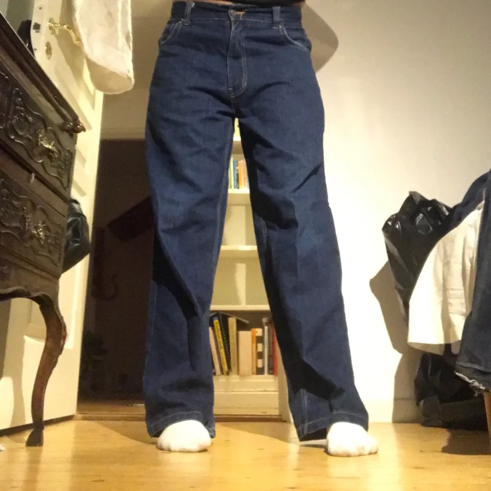 Sjukt balla byxor med snygga märken på backfickorna! Passar mig som är 175 i längden och sitter rätt lågmidjat! Köparen står för frakt!. Jeans & Byxor.