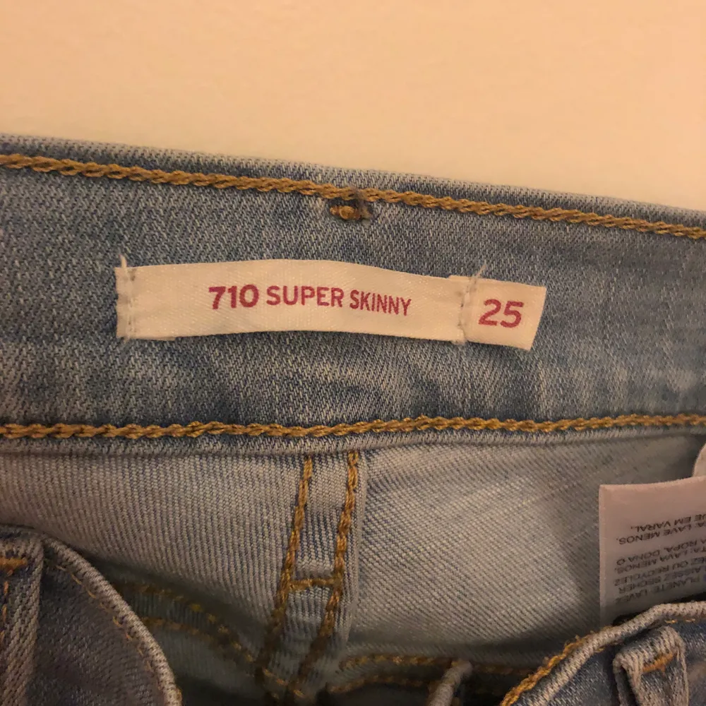 Levis jeans inte mycket använda! Nypris 1199kr. Jeans & Byxor.