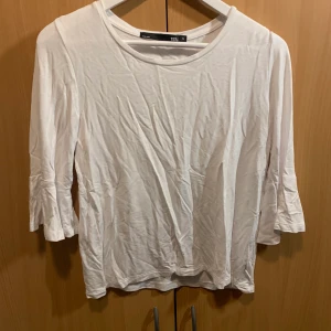 Vit topp - Vit topp med volang på ärmen, fint skick inga fläckar. Kan skickas mot fraktkostnad 🚚