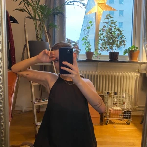 Linne - Pösigt linne som sitter tight runt halsen! (Inte för tight haha) köpt på Emmaus men aldrig självt använt det 🤎